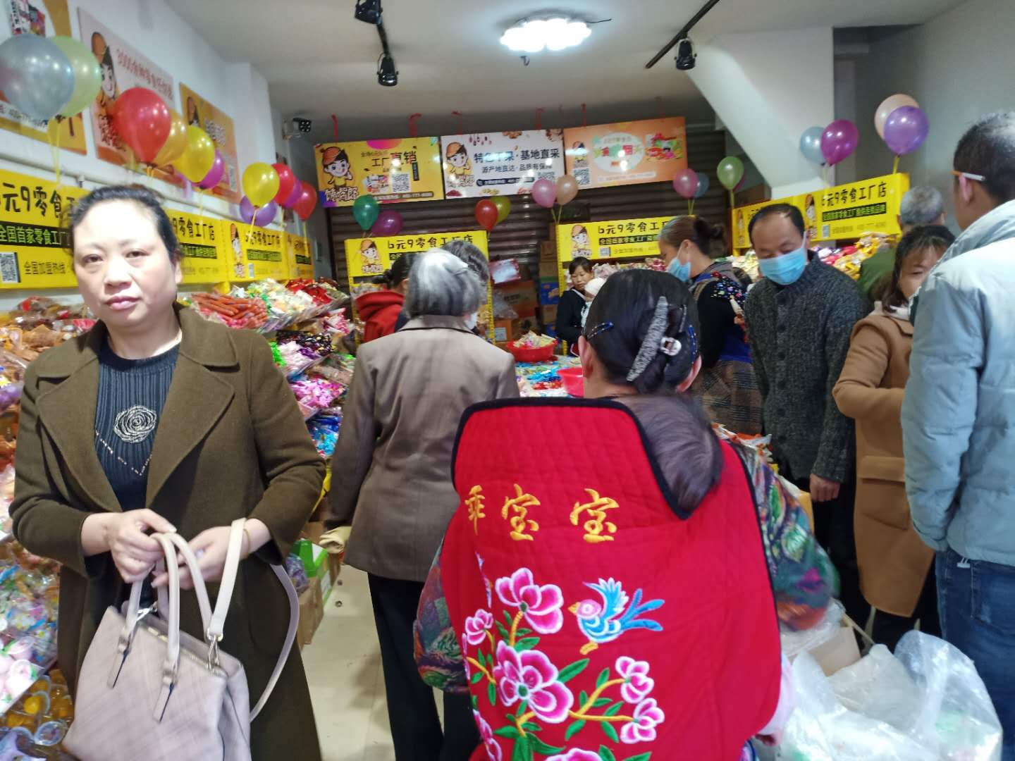 饞嘴郎榮縣望景路6塊9零食加盟店開業(yè)