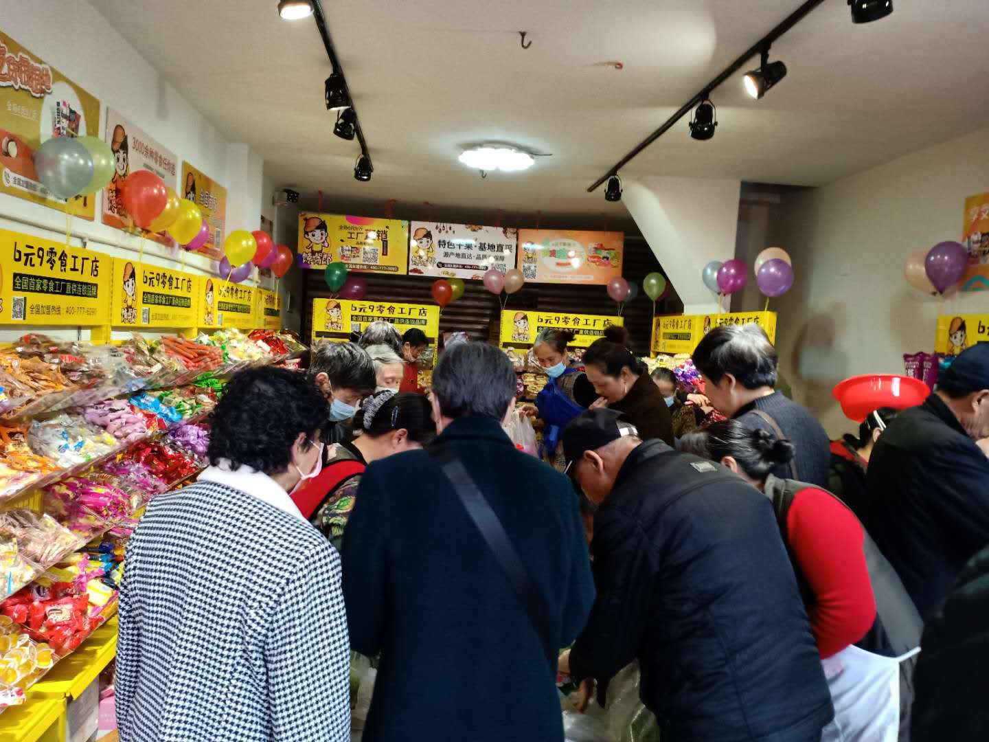 饞嘴郎榮縣望景路6塊9零食加盟店開業(yè)