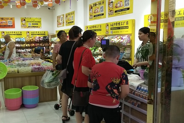 零食加盟店經(jīng)營重點(diǎn)：維護(hù)客源